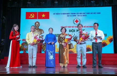 TP.HCM tuyên dương 73 điển hình Hoa việc thiện năm 2019 - Ảnh 2. TP.HCM tuyên dương 73 điển hình Hoa việc thiện năm 2019 - Ảnh 2.