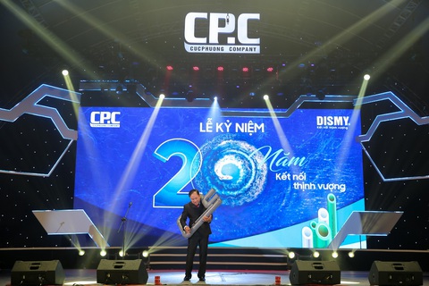 Nghệ sĩ Mai Đình Tới biểu diễn nhạc cụ làm bằng ống nhựa Dismy - Ảnh 6. Nghệ sĩ Mai Đình Tới biểu diễn nhạc cụ làm bằng ống nhựa Dismy - Ảnh 6.