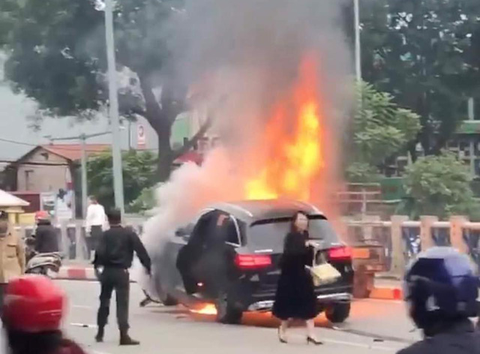 Khen CSGT cứu người bị kẹt giữa xe máy và xe Mercedes đang cháy - Ảnh 1. Khen CSGT cứu người bị kẹt giữa xe máy và xe Mercedes đang cháy - Ảnh 1.