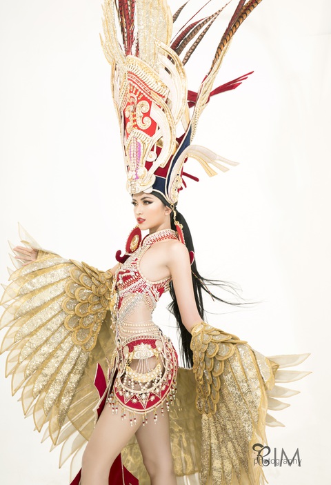 Quốc phục hở hang gây tranh cãi của Ngọc Châu tại Miss Supranational - Ảnh 3. Quốc phục hở hang gây tranh cãi của Ngọc Châu tại Miss Supranational - Ảnh 3.