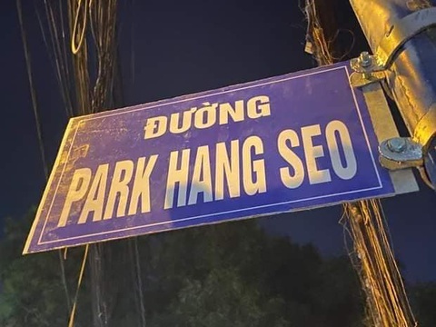 Tháo dỡ biển đường Park Hang Seo - Ảnh 1. Tháo dỡ biển đường Park Hang Seo - Ảnh 1.