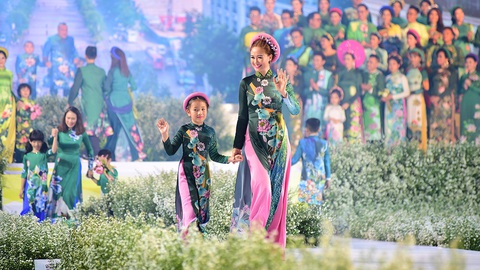 Dở dang đề án công nhận áo dài là lễ phục - Ảnh 1. Dở dang đề án công nhận áo dài là lễ phục - Ảnh 1.