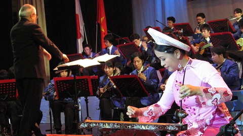 Sẽ xây dựng hồ sơ di sản cho cây đàn bầu - Ảnh 1. Sẽ xây dựng hồ sơ di sản cho cây đàn bầu - Ảnh 1.