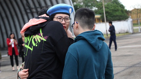 Lau nước mắt cho nữ bác sĩ mũ nồi xanh - Ảnh 1. Lau nước mắt cho nữ bác sĩ mũ nồi xanh - Ảnh 1.