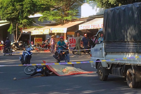 Mua ổ bánh mì chưa kịp ăn, thợ hồ bị xe ben cán chết - Ảnh 1. Mua ổ bánh mì chưa kịp ăn, thợ hồ bị xe ben cán chết - Ảnh 1.