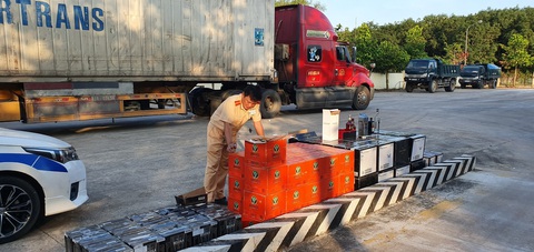 Bắt giữ container chở hàng trăm chai rượu ngoại, trị giá gần 1 tỉ đồng - Ảnh 1. Bắt giữ container chở hàng trăm chai rượu ngoại, trị giá gần 1 tỉ đồng - Ảnh 1.
