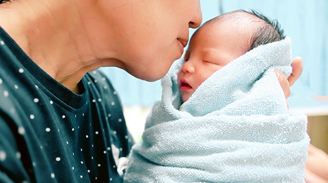 Đừng ôm và hôn bé khi bạn bị ốm - Ảnh 1. Đừng ôm và hôn bé khi bạn bị ốm - Ảnh 1.