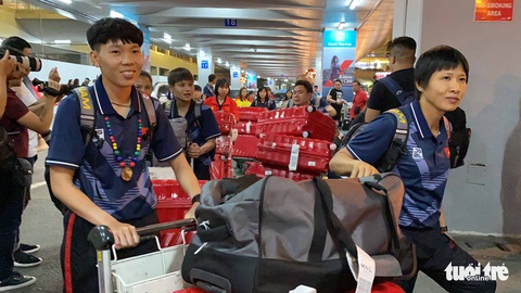 U22 Việt Nam và đội tuyển bóng đá nữ đến Philippines - Ảnh 4. U22 Việt Nam và đội tuyển bóng đá nữ đến Philippines - Ảnh 4.