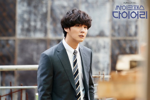 Yoon Shi Yoon rối loạn đa nhân cách trong phim mới: Psychopath Diary - Ảnh 3. Yoon Shi Yoon rối loạn đa nhân cách trong phim mới: Psychopath Diary - Ảnh 3.