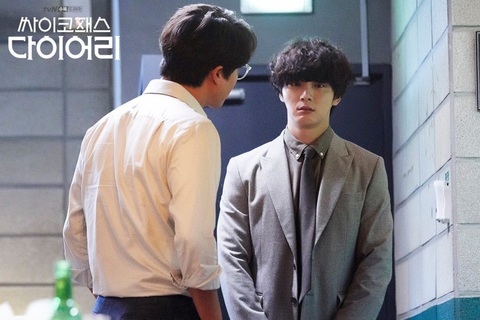 Yoon Shi Yoon rối loạn đa nhân cách trong phim mới: Psychopath Diary - Ảnh 5. Yoon Shi Yoon rối loạn đa nhân cách trong phim mới: Psychopath Diary - Ảnh 5.