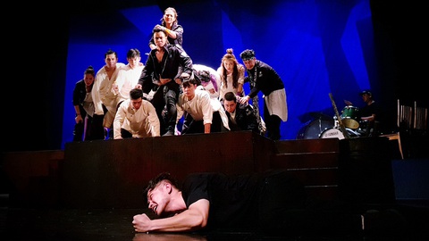 Ngạc nhiên với Romeo và Juliet của hôm nay - Ảnh 1. Ngạc nhiên với Romeo và Juliet của hôm nay - Ảnh 1.