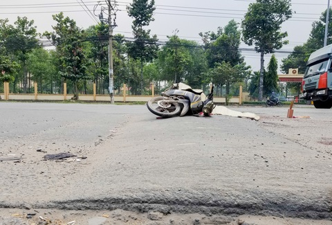 Phanh gấp khi phát hiện gờ giảm tốc, người đàn ông bị xe tải cán tử vong - Ảnh 2. Phanh gấp khi phát hiện gờ giảm tốc, người đàn ông bị xe tải cán tử vong - Ảnh 2.