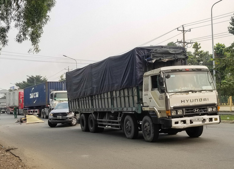 Phanh gấp khi phát hiện gờ giảm tốc, người đàn ông bị xe tải cán tử vong - Ảnh 1. Phanh gấp khi phát hiện gờ giảm tốc, người đàn ông bị xe tải cán tử vong - Ảnh 1.