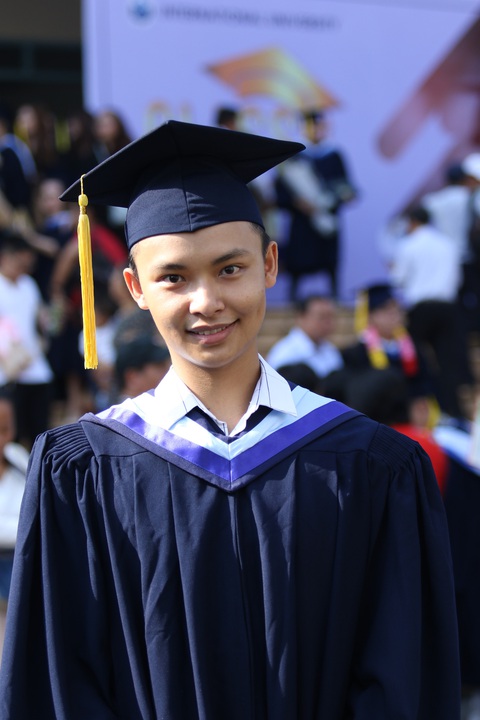 Nam sinh tốt nghiệp loại giỏi cùng lúc hai ngành học - Ảnh 1. Nam sinh tốt nghiệp loại giỏi cùng lúc hai ngành học - Ảnh 1.