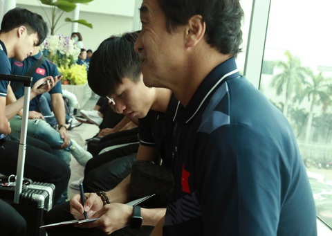 Tuyển nữ và U22 Việt Nam tươi cười lên đường dự SEA Games - Ảnh 10. Tuyển nữ và U22 Việt Nam tươi cười lên đường dự SEA Games - Ảnh 10.