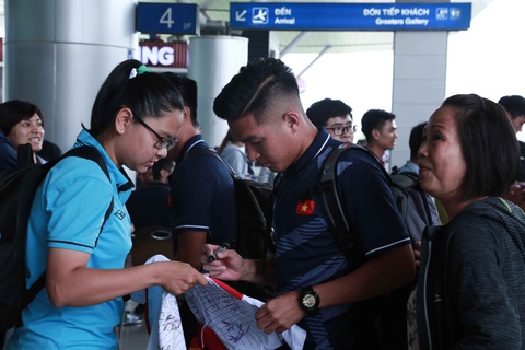 Tuyển nữ và U22 Việt Nam tươi cười lên đường dự SEA Games - Ảnh 6. Tuyển nữ và U22 Việt Nam tươi cười lên đường dự SEA Games - Ảnh 6.
