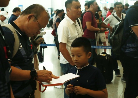 Tuyển nữ và U22 Việt Nam tươi cười lên đường dự SEA Games - Ảnh 13. Tuyển nữ và U22 Việt Nam tươi cười lên đường dự SEA Games - Ảnh 13.