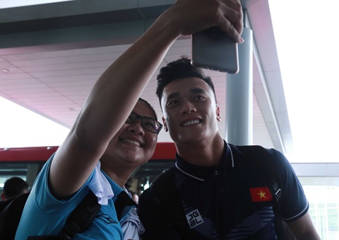 Tuyển nữ và U22 Việt Nam tươi cười lên đường dự SEA Games - Ảnh 7. Tuyển nữ và U22 Việt Nam tươi cười lên đường dự SEA Games - Ảnh 7.