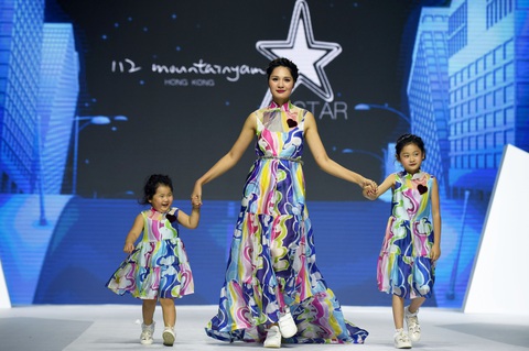 Ba mẹ con Hương Giang cùng Tiểu Vy, HHen Niê diễn thời trang nhí - Ảnh 2. Ba mẹ con Hương Giang cùng Tiểu Vy, HHen Niê diễn thời trang nhí - Ảnh 2.