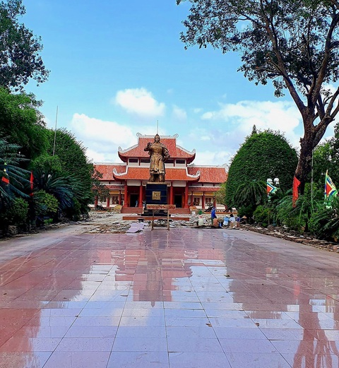 Sân lát tượng đài Hoàng đế Quang Trung đang đẹp, tỉnh bỏ 5 tỉ ngân sách cạy lên… nâng cấp ? - Ảnh 2. Sân lát tượng đài Hoàng đế Quang Trung đang đẹp, tỉnh bỏ 5 tỉ ngân sách cạy lên… nâng cấp ? - Ảnh 2.
