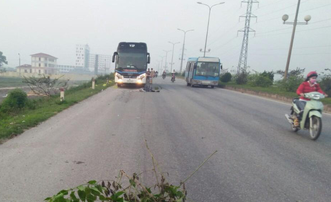Hai bố con đi bộ sáng, bị xe khách tông chết ở đường tránh TP Thanh Hóa - Ảnh 1. Hai bố con đi bộ sáng, bị xe khách tông chết ở đường tránh TP Thanh Hóa - Ảnh 1.