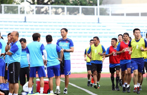 Thầy trò ông Park bất ngờ chạm trán đội tuyển... vua áo đen SEA Games 2019 - Ảnh 1. Thầy trò ông Park bất ngờ chạm trán đội tuyển... vua áo đen SEA Games 2019 - Ảnh 1.