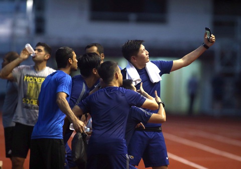 Thầy trò ông Park bất ngờ chạm trán đội tuyển... vua áo đen SEA Games 2019 - Ảnh 4. Thầy trò ông Park bất ngờ chạm trán đội tuyển... vua áo đen SEA Games 2019 - Ảnh 4.