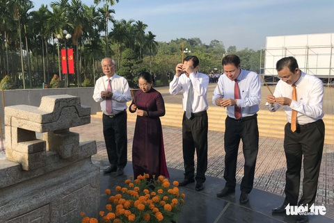 Lãnh đạo TP.HCM dâng hương kỷ niệm 79 năm ngày Nam Kỳ khởi nghĩa - Ảnh 2. Lãnh đạo TP.HCM dâng hương kỷ niệm 79 năm ngày Nam Kỳ khởi nghĩa - Ảnh 2.