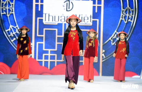 Ba mẹ con Hương Giang cùng Tiểu Vy, HHen Niê diễn thời trang nhí - Ảnh 6. Ba mẹ con Hương Giang cùng Tiểu Vy, HHen Niê diễn thời trang nhí - Ảnh 6.
