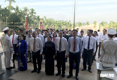 Lãnh đạo TP.HCM dâng hương kỷ niệm 79 năm ngày Nam Kỳ khởi nghĩa - Ảnh 1. Lãnh đạo TP.HCM dâng hương kỷ niệm 79 năm ngày Nam Kỳ khởi nghĩa - Ảnh 1.