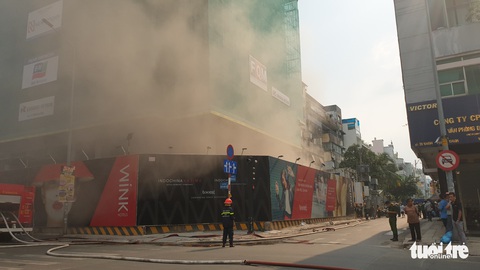 Cháy công trình khách sạn ở trung tâm quận 1, TP.HCM - Ảnh 2. Cháy công trình khách sạn ở trung tâm quận 1, TP.HCM - Ảnh 2.
