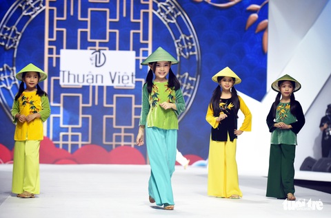 Ba mẹ con Hương Giang cùng Tiểu Vy, HHen Niê diễn thời trang nhí - Ảnh 4. Ba mẹ con Hương Giang cùng Tiểu Vy, HHen Niê diễn thời trang nhí - Ảnh 4.