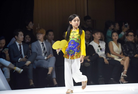 Ba mẹ con Hương Giang cùng Tiểu Vy, HHen Niê diễn thời trang nhí - Ảnh 5. Ba mẹ con Hương Giang cùng Tiểu Vy, HHen Niê diễn thời trang nhí - Ảnh 5.