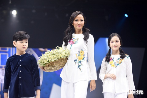 Ba mẹ con Hương Giang cùng Tiểu Vy, HHen Niê diễn thời trang nhí - Ảnh 1. Ba mẹ con Hương Giang cùng Tiểu Vy, HHen Niê diễn thời trang nhí - Ảnh 1.