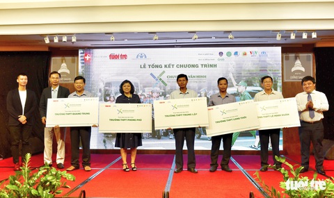 Chuyến xe văn minh sẽ không dừng lại... - Ảnh 1. Chuyến xe văn minh sẽ không dừng lại... - Ảnh 1.