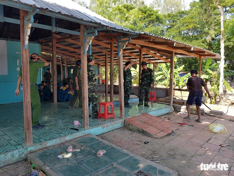 Đường tuần tra biên giới đổ sụp xuống sông Hậu lúc nửa đêm - Ảnh 8. Đường tuần tra biên giới đổ sụp xuống sông Hậu lúc nửa đêm - Ảnh 8.