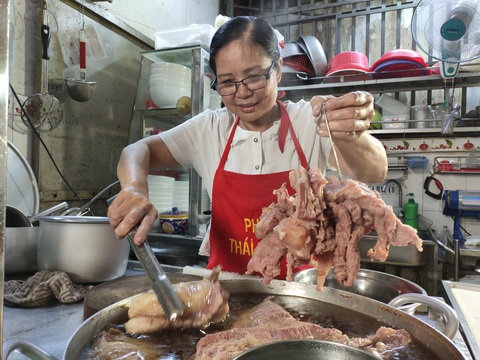 Quán phở lạ giữa Sài Gòn: ăn nhẹ, nói khẽ, mua nhiêu bán nhiêu - Ảnh 1. Quán phở lạ giữa Sài Gòn: ăn nhẹ, nói khẽ, mua nhiêu bán nhiêu - Ảnh 1.