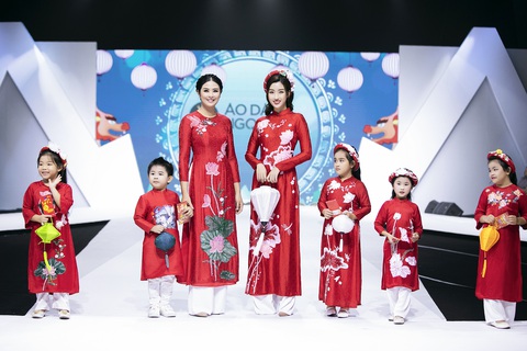 Hoa hậu Mỹ Linh mặc áo dài Ngọc Hân tại Tuần lễ thời trang thiếu nhi châu Á - Ảnh 1. Hoa hậu Mỹ Linh mặc áo dài Ngọc Hân tại Tuần lễ thời trang thiếu nhi châu Á - Ảnh 1.
