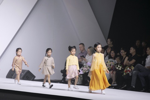 Hoa hậu Mỹ Linh mặc áo dài Ngọc Hân tại Tuần lễ thời trang thiếu nhi châu Á - Ảnh 2. Hoa hậu Mỹ Linh mặc áo dài Ngọc Hân tại Tuần lễ thời trang thiếu nhi châu Á - Ảnh 2.