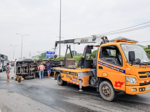 Xe khách nghi vượt ẩu ép lật xe tải trên quốc lộ 1 - Ảnh 1. Xe khách nghi vượt ẩu ép lật xe tải trên quốc lộ 1 - Ảnh 1.