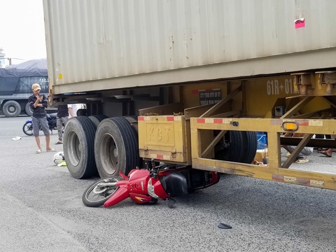 Xe container cuốn xe máy vào gầm làm một phụ nữ chết tại khúc cua nguy hiểm - Ảnh 1. Xe container cuốn xe máy vào gầm làm một phụ nữ chết tại khúc cua nguy hiểm - Ảnh 1.