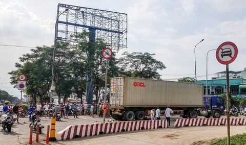 Xe container cuốn xe máy vào gầm làm một phụ nữ chết tại khúc cua nguy hiểm - Ảnh 2. Xe container cuốn xe máy vào gầm làm một phụ nữ chết tại khúc cua nguy hiểm - Ảnh 2.