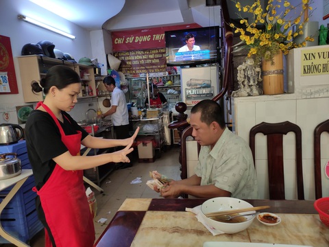 Quán phở lạ giữa Sài Gòn: ăn nhẹ, nói khẽ, mua nhiêu bán nhiêu - Ảnh 6. Quán phở lạ giữa Sài Gòn: ăn nhẹ, nói khẽ, mua nhiêu bán nhiêu - Ảnh 6.