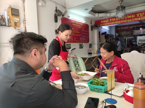 Quán phở lạ giữa Sài Gòn: ăn nhẹ, nói khẽ, mua nhiêu bán nhiêu - Ảnh 7. Quán phở lạ giữa Sài Gòn: ăn nhẹ, nói khẽ, mua nhiêu bán nhiêu - Ảnh 7.