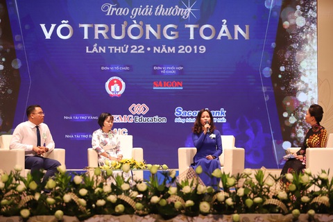 Cái ôm chặt của trò gây ấn tượng mạnh cho cô giáo nhận giải thưởng Võ Trường Toản - Ảnh 1. Cái ôm chặt của trò gây ấn tượng mạnh cho cô giáo nhận giải thưởng Võ Trường Toản - Ảnh 1.