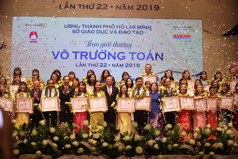 Cái ôm chặt của trò gây ấn tượng mạnh cho cô giáo nhận giải thưởng Võ Trường Toản - Ảnh 3. Cái ôm chặt của trò gây ấn tượng mạnh cho cô giáo nhận giải thưởng Võ Trường Toản - Ảnh 3.