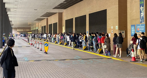 Người Hong Kong rồng rắn xếp hàng đi bầu hội đồng lập pháp địa phương - Ảnh 1. Người Hong Kong rồng rắn xếp hàng đi bầu hội đồng lập pháp địa phương - Ảnh 1.