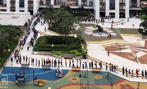 Người Hong Kong rồng rắn xếp hàng đi bầu hội đồng lập pháp địa phương - Ảnh 2. Người Hong Kong rồng rắn xếp hàng đi bầu hội đồng lập pháp địa phương - Ảnh 2.