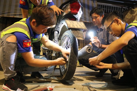 Biệt đội cứu hộ SOS miễn phí trong đêm - Ảnh 3. Biệt đội cứu hộ SOS miễn phí trong đêm - Ảnh 3.