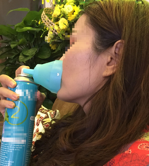 Mua bình oxy về thở sẽ tan bụi mịn? - Ảnh 1. Mua bình oxy về thở sẽ tan bụi mịn? - Ảnh 1.